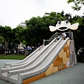 桃園玩水公園【永康公園蜜蜂兒童遊戲場】7-8月底前開放玩水，蜜蜂磨石溜滑梯、瓢蟲攀爬架