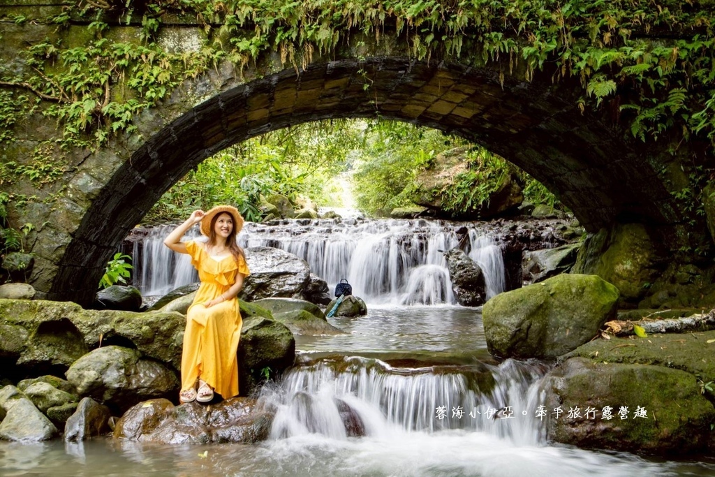 新竹橫山【豐鄉瀑布】網路爆紅的消暑戲水秘境，糯米石拱橋構成美麗幅畫