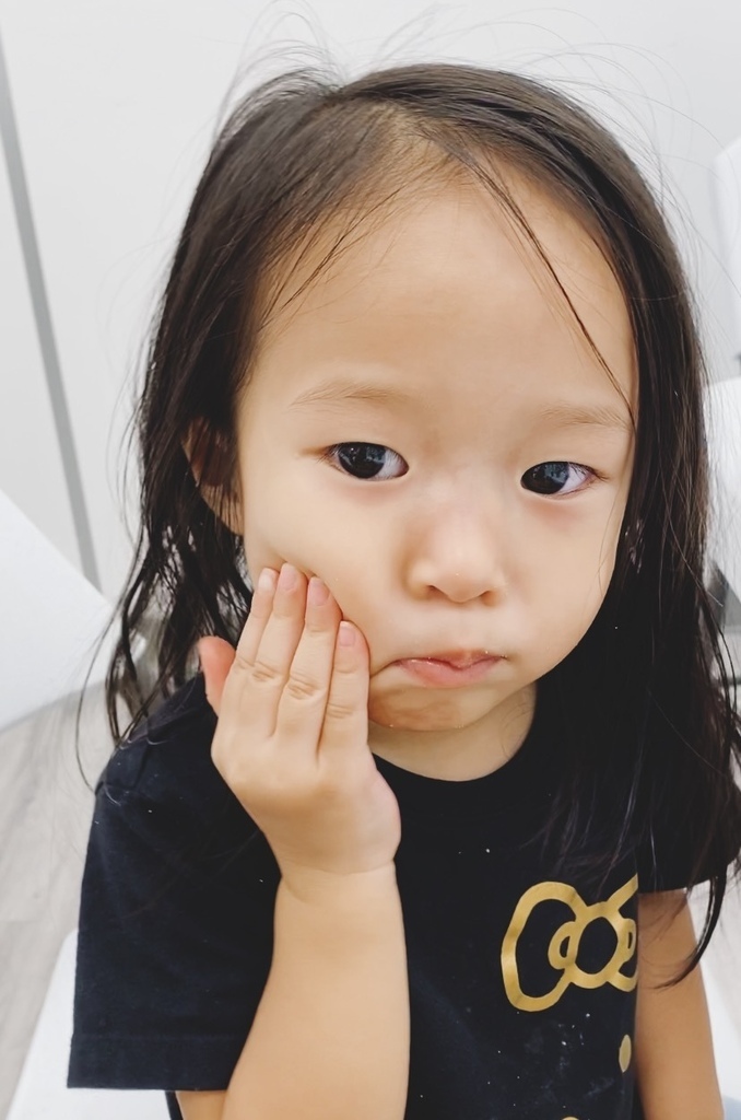 [育兒] 小妹開學了！幼幼班的第一天，完全沒有分離焦慮的極外