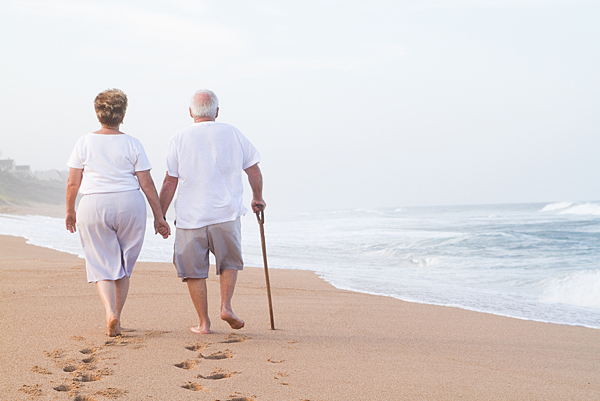 old_people_on_beach