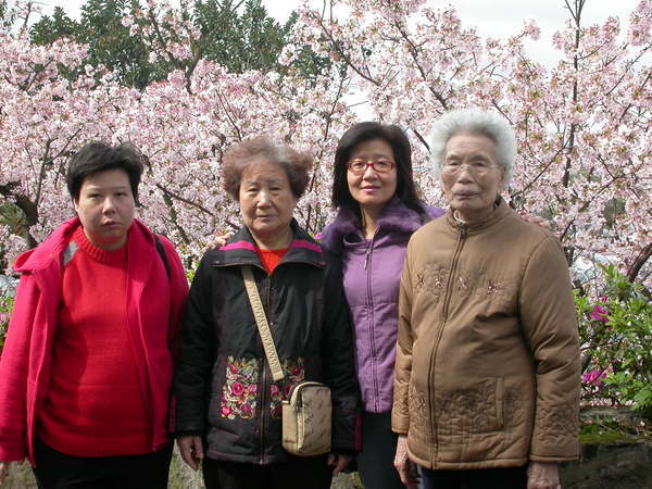 我右邊是婆婆(85歲)，左邊是媽媽(71歲)和妹妹