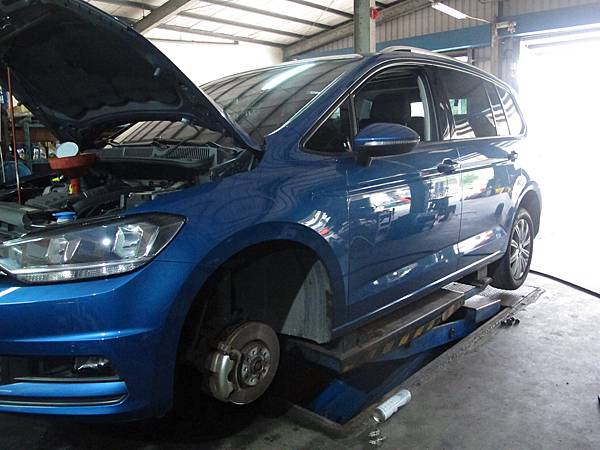 龜山華亞內~汽車修理廠~ VW TOURAN 保養檢查