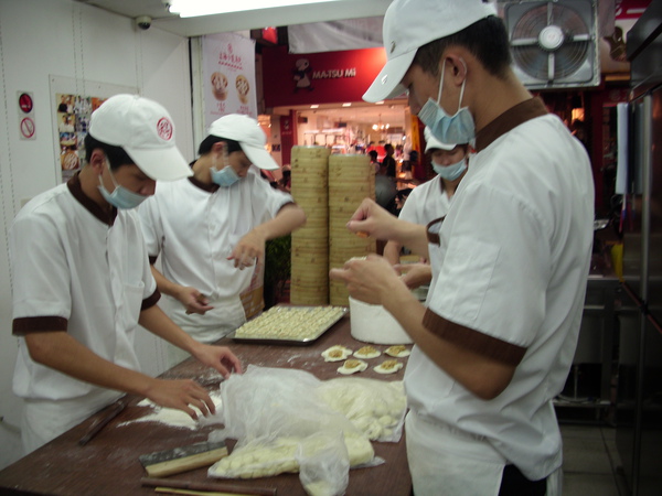 酒窩凱在包餃子呢！！