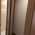 16 康橋大飯店 三多商圈館1006號房 衣櫃在浴室旁有穿衣鏡.jpg