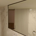 21 舜鈺806房衛浴景-3 很大的一面鏡子 讓空間感變大 但其實高度寬度都不太實用.jpg