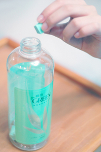 3.將切好的肥皂塊，裝入透明沐浴乳瓶中《一塊肥皂可作成約900ml的洗手乳》