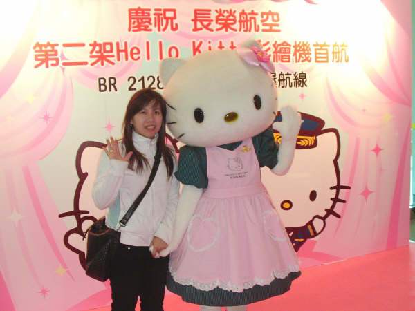 004看到Hello Kitty大玩偶，家慶說我一直處在傻笑狀態.jpg