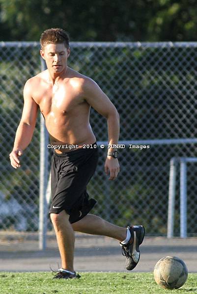 100824PI1_JENSEN_ACKLES_SOCCER_BREAK_11.jpg