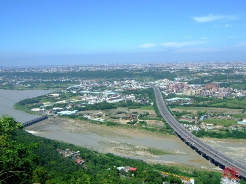 登上鳶山山頂，視野很寬廣