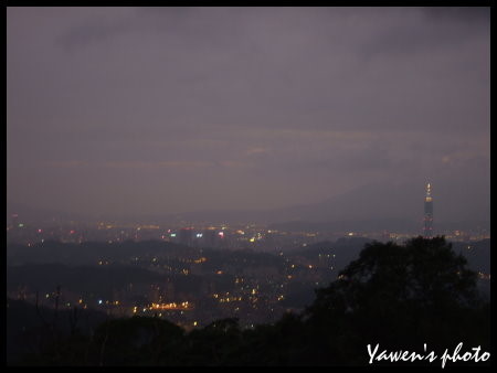 再走另一條步道，這回看的是夜景。