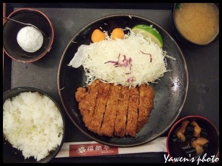 定食包含白飯、小菜、甜點、味增湯