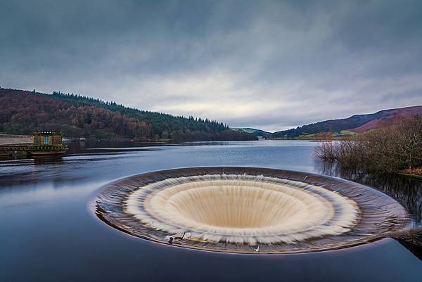 ladybower-reservoir-3129737_1920.jpg