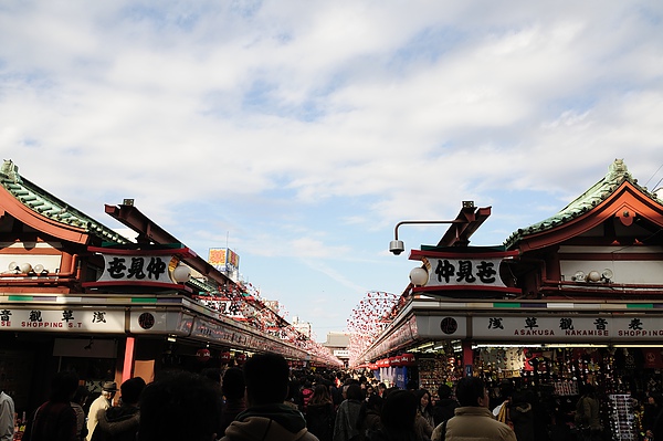 到淺草寺之前的商店街