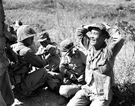中國士兵笑著被俘
