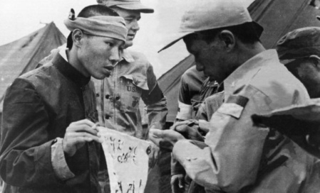1953年10月，朝鮮戰爭停戰後，一名中國志願軍戰俘，用血書向「聯合國軍」表示要去臺灣