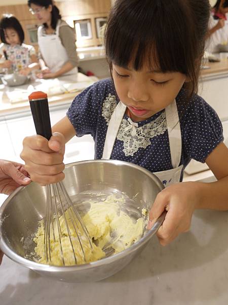 和女兒努力作麵糰中