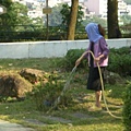 很熱的餐聽服務員在澆水