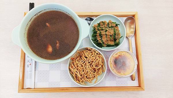 口袋美食。【台南】南區-龍涎居。師大夜市發跡的經典雞膳養生湯