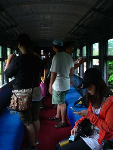 下雨了，趕快躲進園區內保留的車廂。.JPG