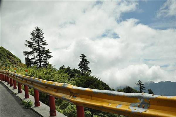 黃色護欄配上藍天白雲和山~真美