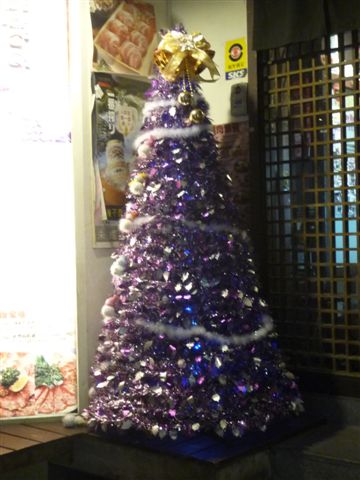 路邊的紫色聖誕樹