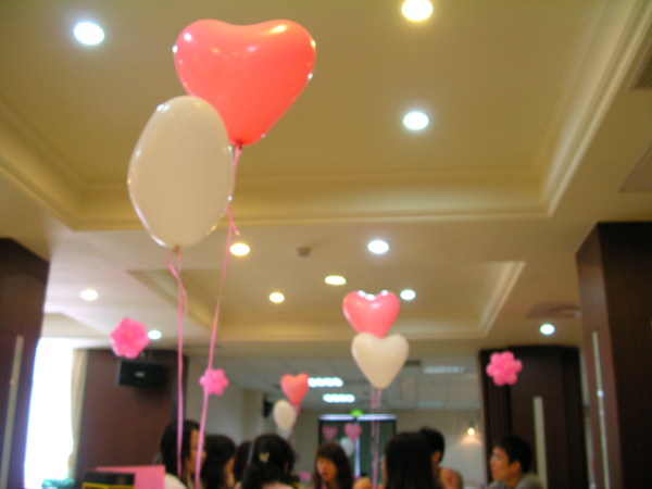 餐廳裡佈置了很多愛心氣球