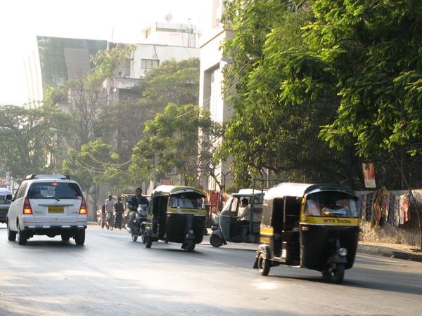 路上行經的rickshaw三輪摩托計程車