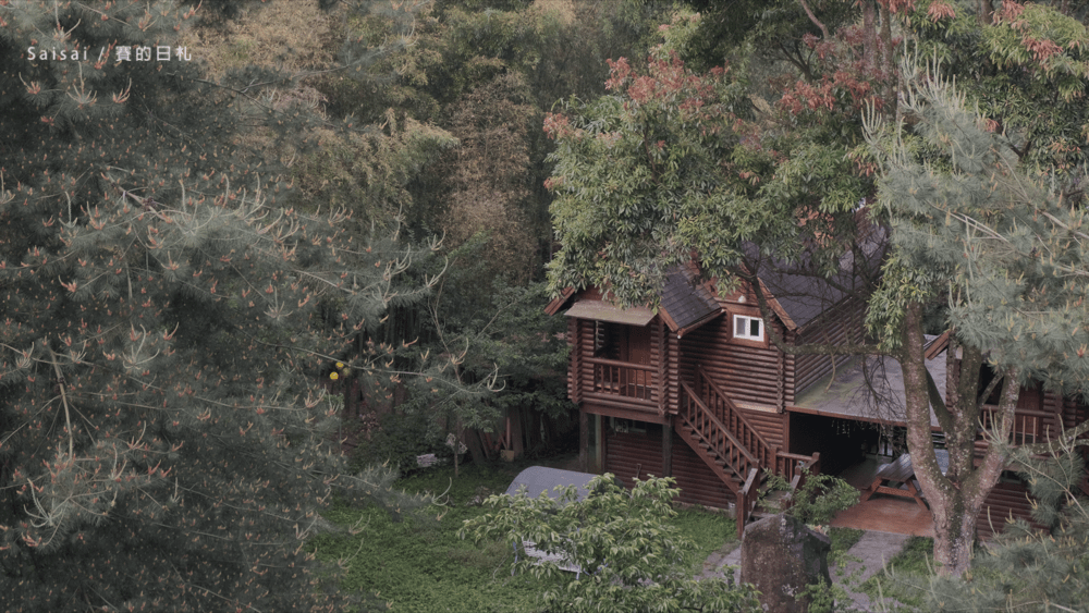 這次為了看螢火蟲,特別入住了金台灣山莊,位於南投鹿谷鄉的金台灣,距離知名的妖怪村也不遠,附近整體的風景、空氣都很不錯,當初選擇他們最主要原因就是因為有搭配了鹿谷賞螢季,我選擇的方案入住後還有晚餐以及中餐,整體來說是CP值較高的民宿啦 ♥ 何況出門在外,精打細算還是要的哈哈哈哈.png 金台灣山莊 南投鹿谷民宿 螢火蟲 南投民宿 賽的日札 妖怪村 0070-min.png