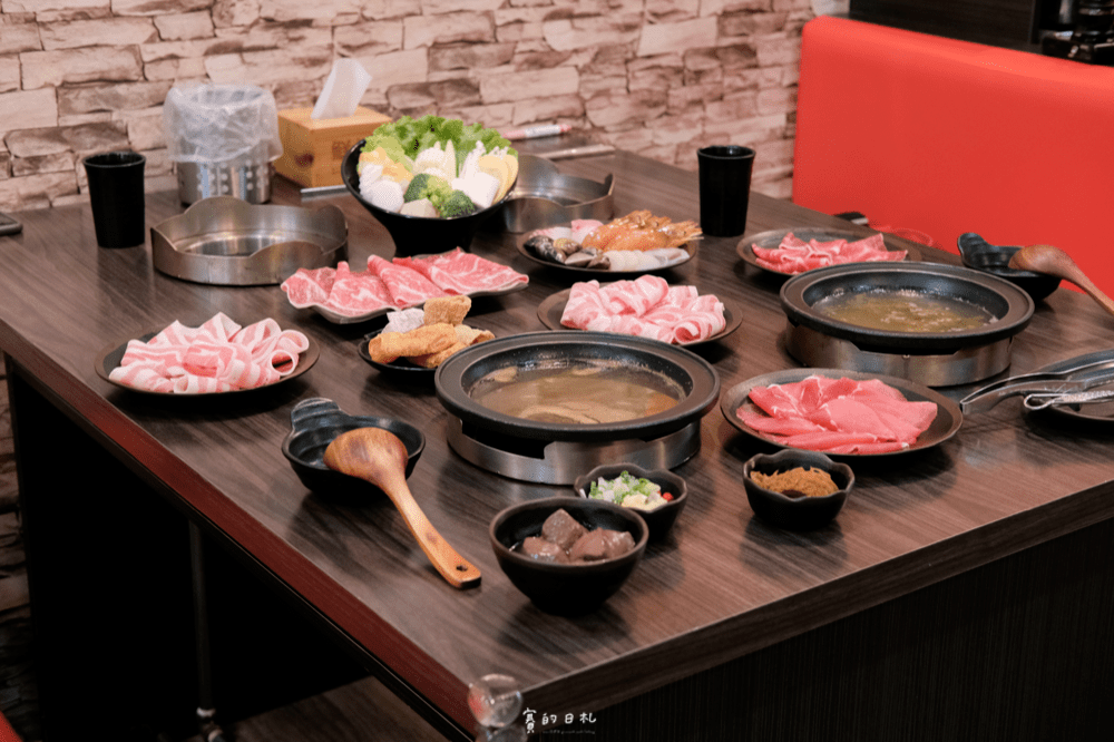 新竹竹北美食的鮮稻精緻鍋物,是一間海陸全饗吃到飽火鍋店,位於新竹竹美的它食材新鮮外,還是一間親子友善餐廳,帶著家庭來用餐也舒服,CP值來說也很高!還吃得到天使紅蝦、霜醬牛等。賽的日札 新竹竹北美食 新竹火鍋 鮮稻精緻鍋物 雙人海陸全饗吃到飽 賽的日札-12-min.png