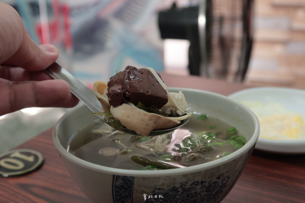 台中水湳王爺魚翅肉羹 台中水湳早午餐 魚翅肉羹不算什麼 搭配上他們家的辣小魚乾 更對味 更好吃 台中水湳王爺魚翅肉羹 台中水湳早午餐 魚翅肉羹不算什麼 搭配上他們家的辣小魚乾 更對味 更好吃