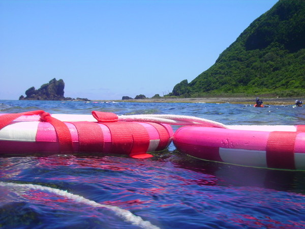 努力游向救生圈 但會被海浪沖歪