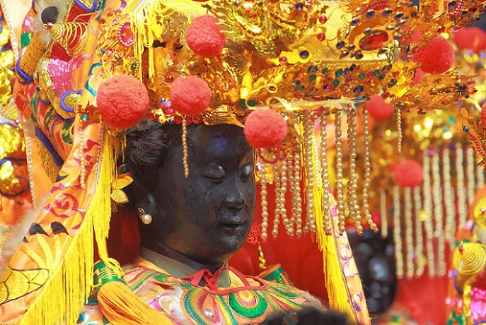 老二媽神像為軟身神像，是以真人萬和宮歷史頭髮表現似民間閨女一般的盤髮，腿部雕刻精細，小腿部位鼓起有肌肉感