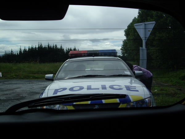討厭的紐西蘭警察，硬說我們超速23公里，明明就沒有!