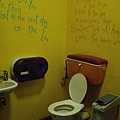 寫滿詩文的廁所