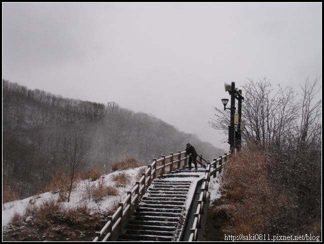 阿伯在上面掃雪，要小心啊