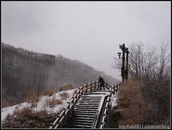 阿伯在上面掃雪，要小心啊