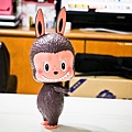 HOW2WORK Monsters Vinyl Figure Series by Kasing Lung XL 大尺寸 小雀斑 Labubu 龍家昇 精靈系列搪膠人偶 (6).jpg