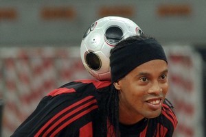 Ronaldinho_AC_Milan_65473_300px.jpg