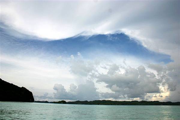 雲很多 已經有外圍環流靠近了