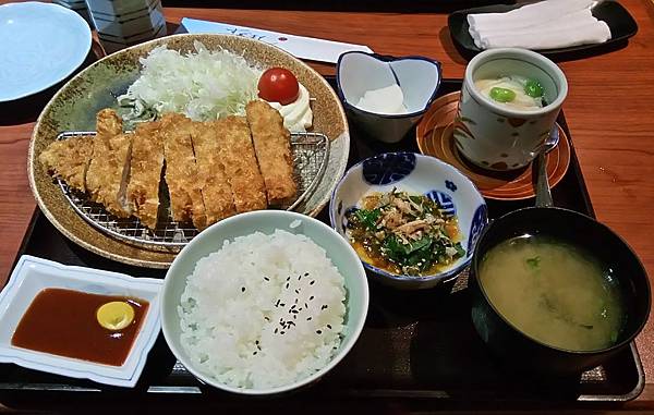 捷運國父紀念館2號出口 ~ 大和 日本料理 : 日式裝潢，定