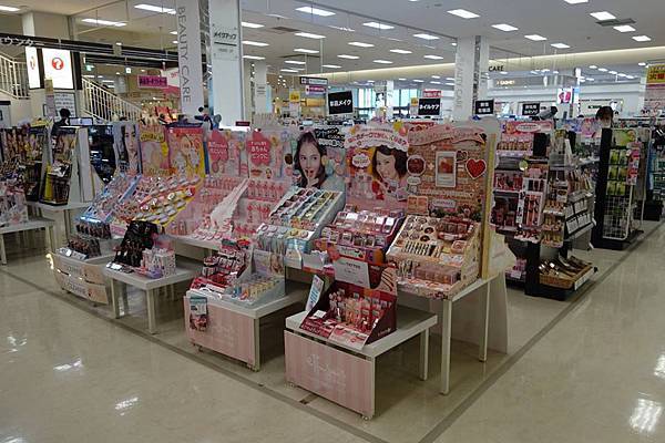 AEON　MALL 1樓美妝區 (2).jpg