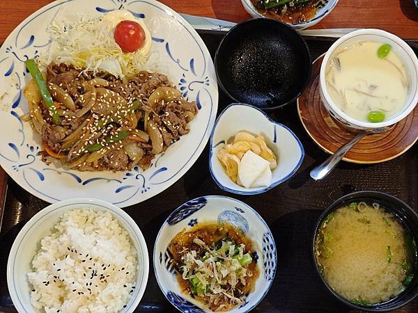 捷運國父紀念館2號出口 ~ 大和 日本料理 : 日式裝潢，定