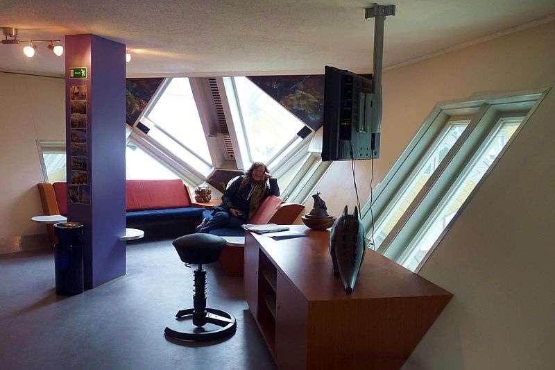 800px-Rotterdam_Cube_House_living_room.jpg