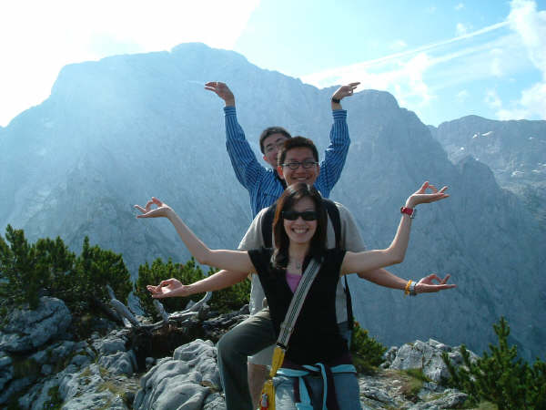 3 silly persons at Zugspitzbahn.jpg