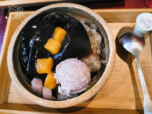 食記 台中大里 仙草不只是配料 更是剉冰主角的 茶古利仙草舖 直接把仙草冰凍剉成冰 後少女時代