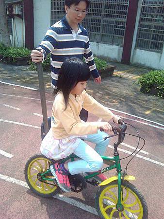 姑姑家學騎車-1.jpg