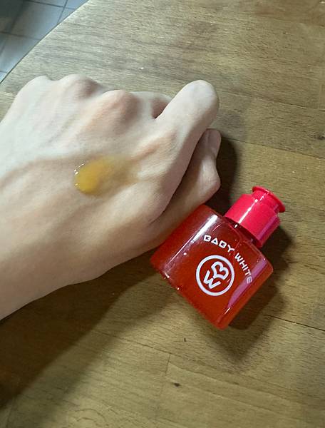 這個夏天我們一起試BABY WHITE的身體美白精華💎