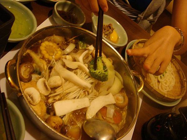 壽喜燒鍋是我覺得配牛肉最好齣的^^