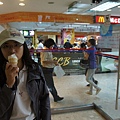 哇~~麥麥的霜淇淋比台灣綿密，又比較不甜耶！(我愛上它了)