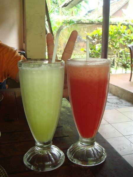 果汁─左：哈蜜瓜，右：西瓜